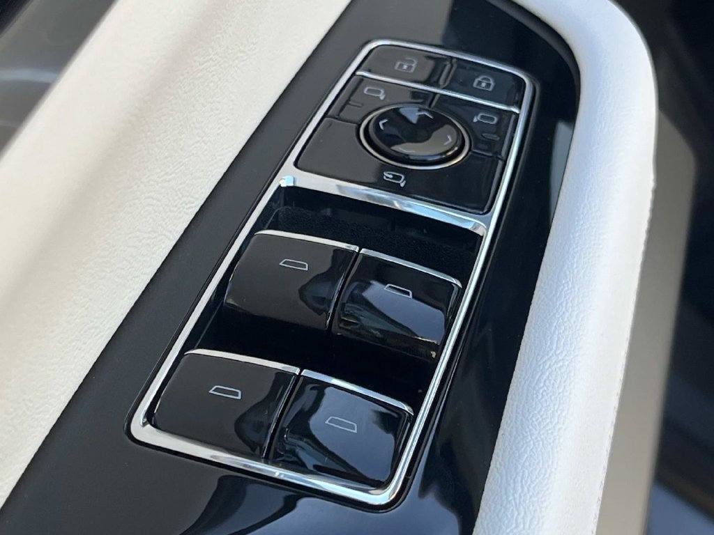2027 Cadillac VISTIQ Luxury - Photo 24