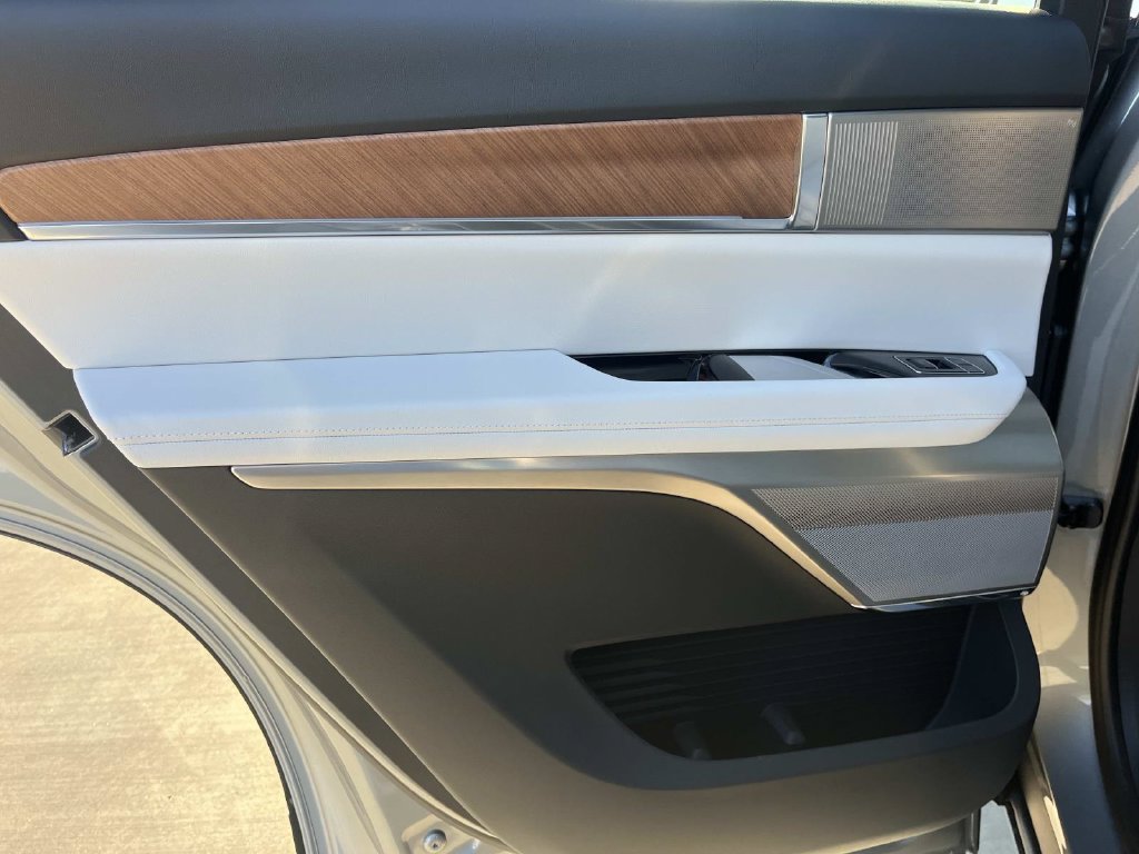 2027 Cadillac VISTIQ Luxury - Photo 20