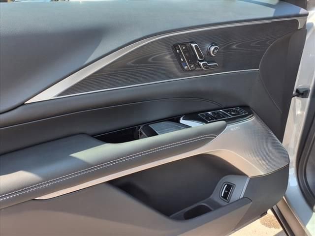 2025 Cadillac LYRIQ Luxury 2 - Photo 16