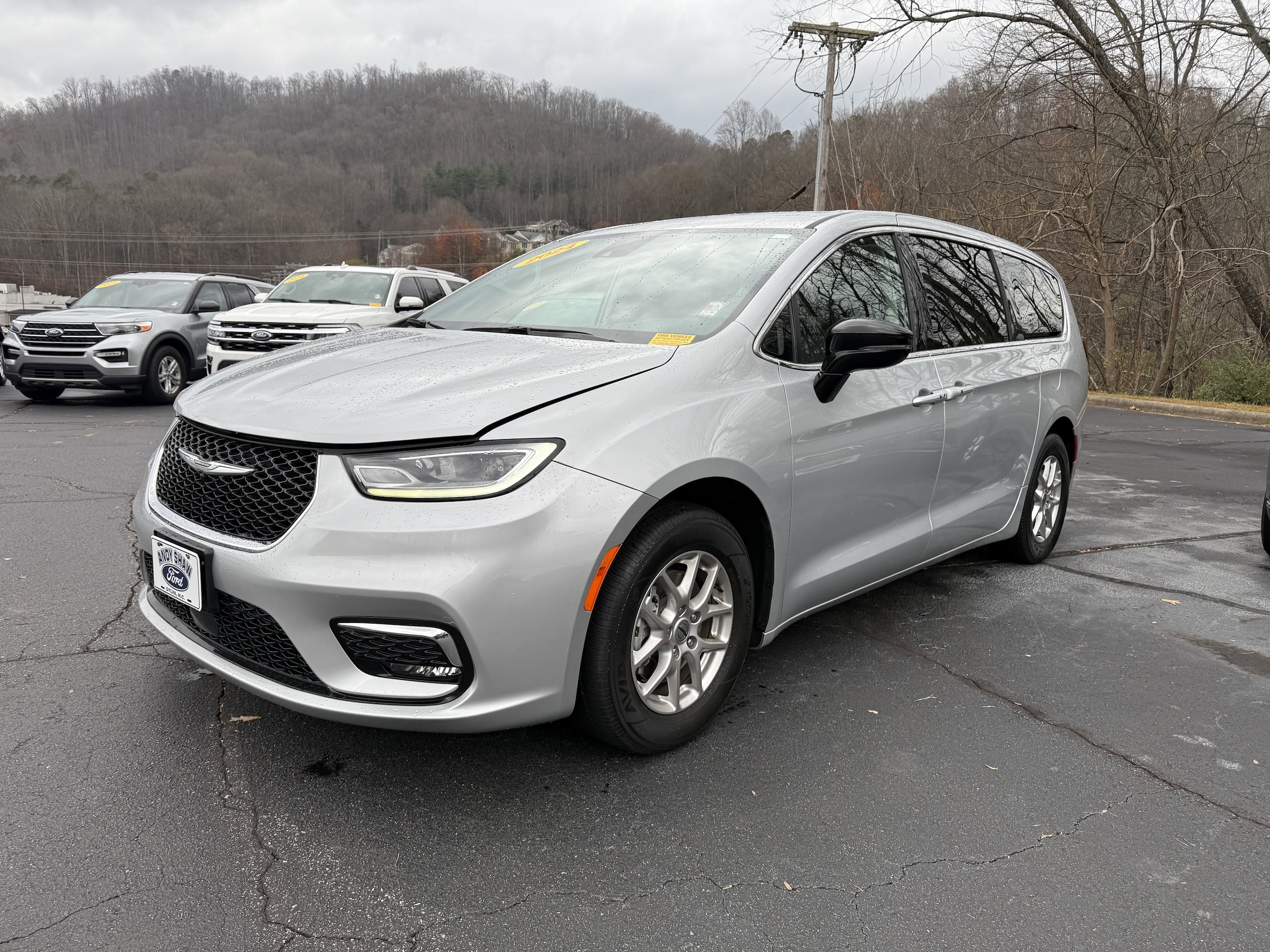 2024 Chrysler Pacifica Touring L's photo