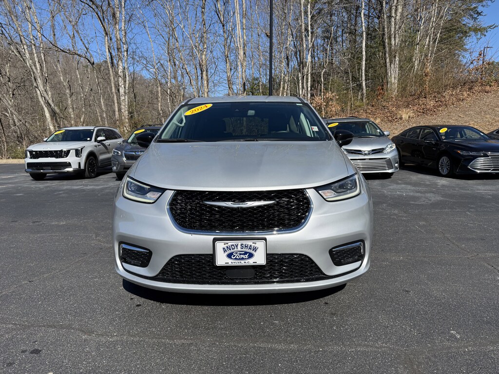 Used 2024 Chrysler Pacifica Touring L Van Passenger Van