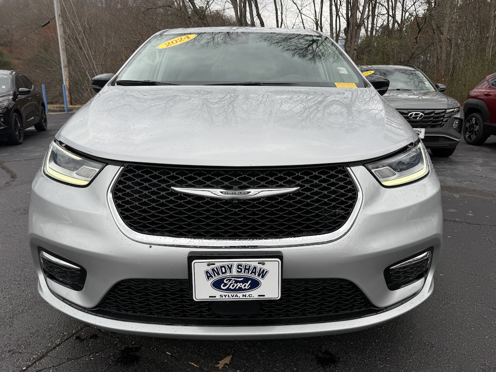 Used 2024 Chrysler Pacifica Touring L Van Passenger Van