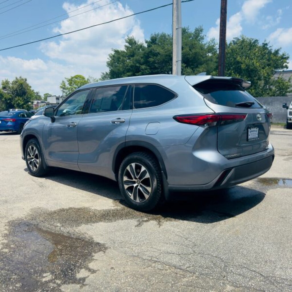 Used 2021 Toyota Highlander XLE Sport Utility 4D SUV