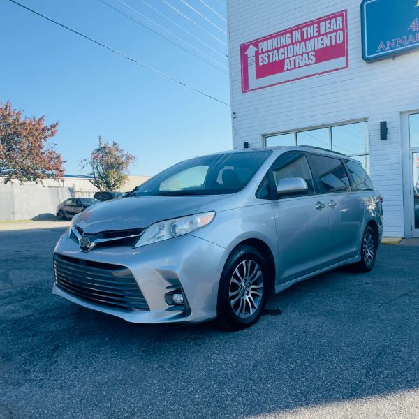 Used 2019 Toyota Sienna XLE Premium Minivan 4D Van