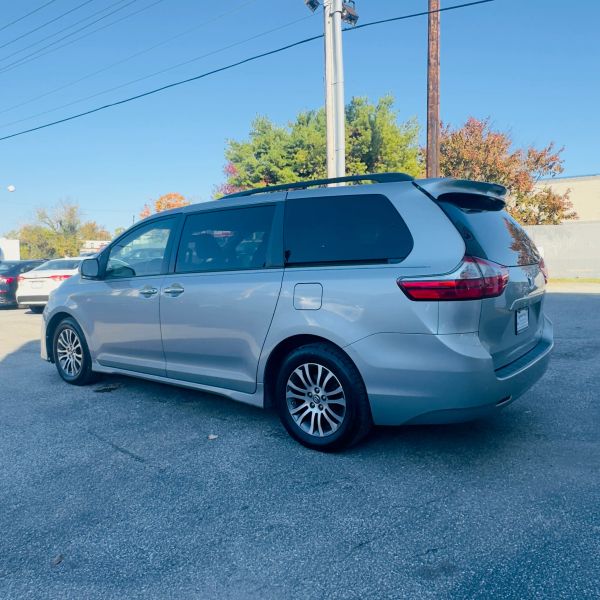 Used 2019 Toyota Sienna XLE Premium Minivan 4D Van