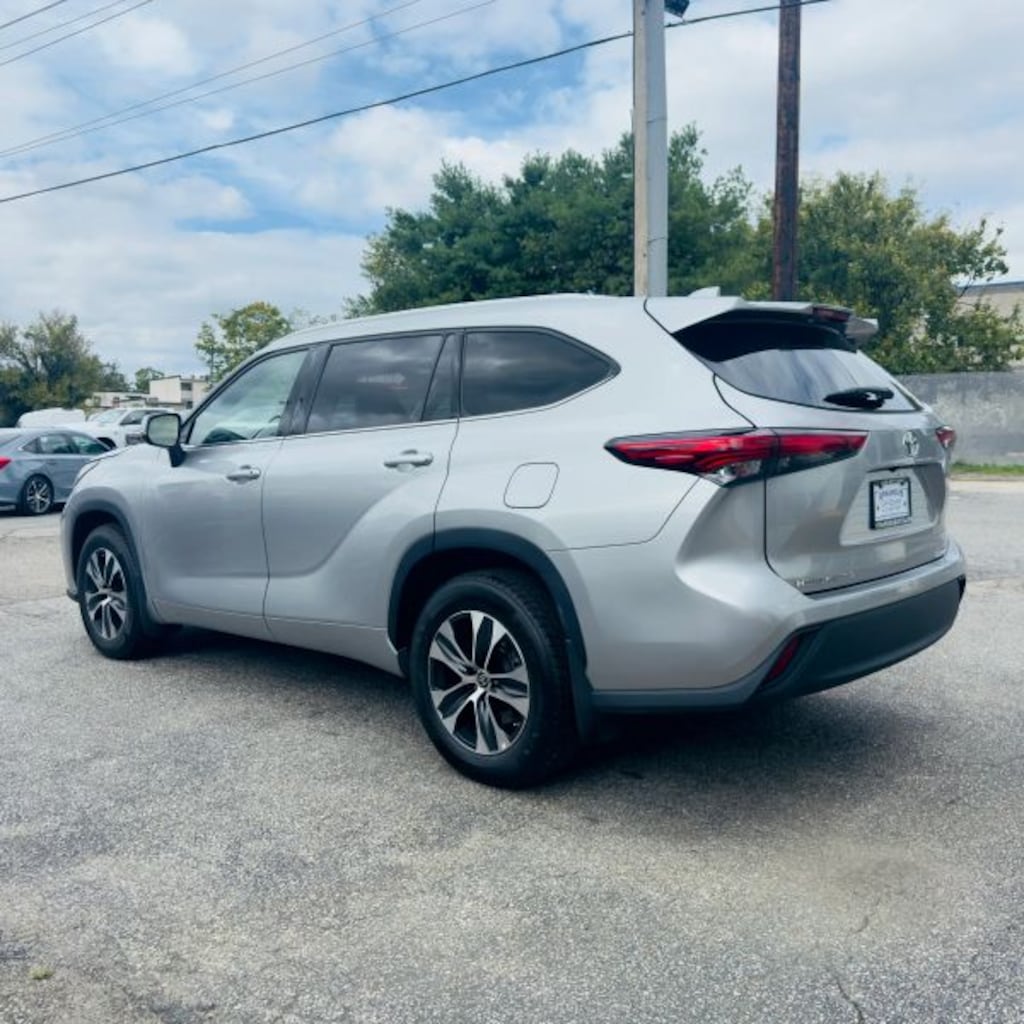 Used 2022 Toyota Highlander XLE Sport Utility 4D SUV