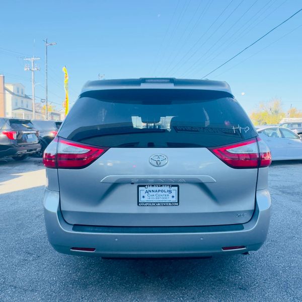 Used 2019 Toyota Sienna XLE Premium Minivan 4D Van