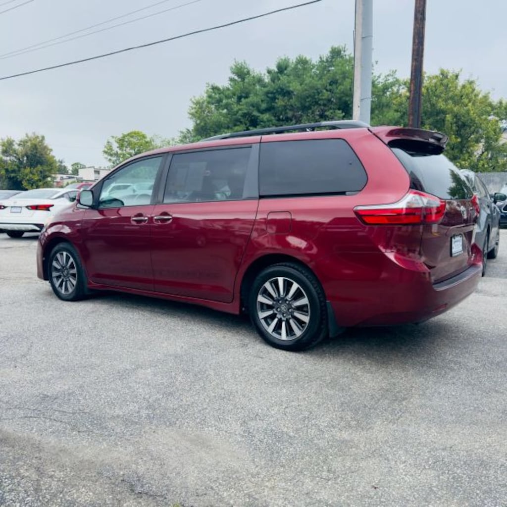 Used 2020 Toyota Sienna XLE Minivan 4D Van