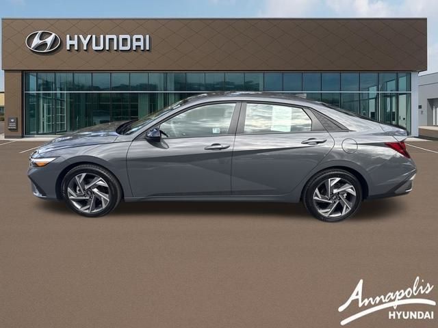 2025 Hyundai Elantra SEL Sport photo 2