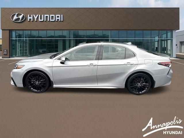 2022 Toyota Camry Hybrid XSE photo 2