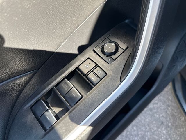 2023 Toyota RAV4 SE - Photo 11