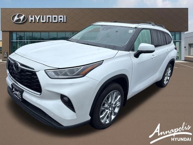 2023 Toyota Highlander Limited FWD's photo