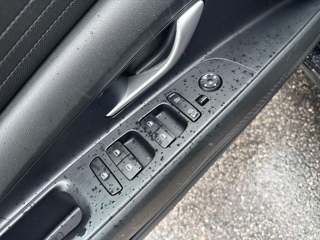 2022 Hyundai Elantra SE - Photo 11