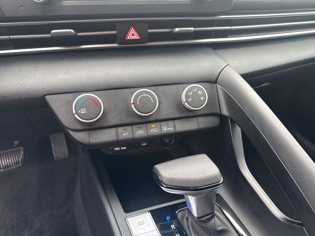 2022 Hyundai Elantra SE - Photo 17