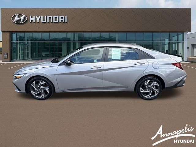 2025 Hyundai Elantra SEL Sport photo 2