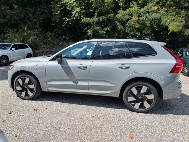 2025 Volvo XC60 T8 Plus photo 2