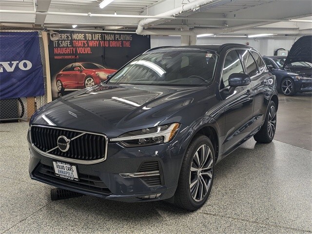 2022 Volvo XC60 B5 Momentum photo 3
