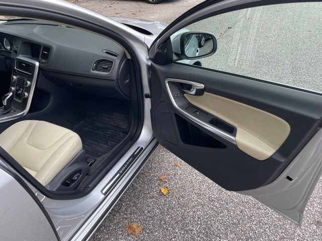 2016 Volvo V60 12