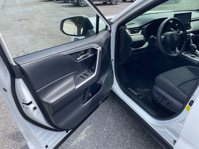 2022 Toyota RAV4 SE - Photo 10