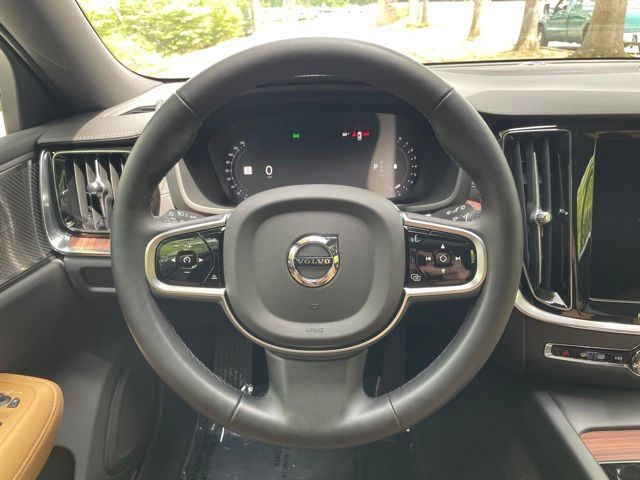 2025 Volvo V60 Cross Country 18