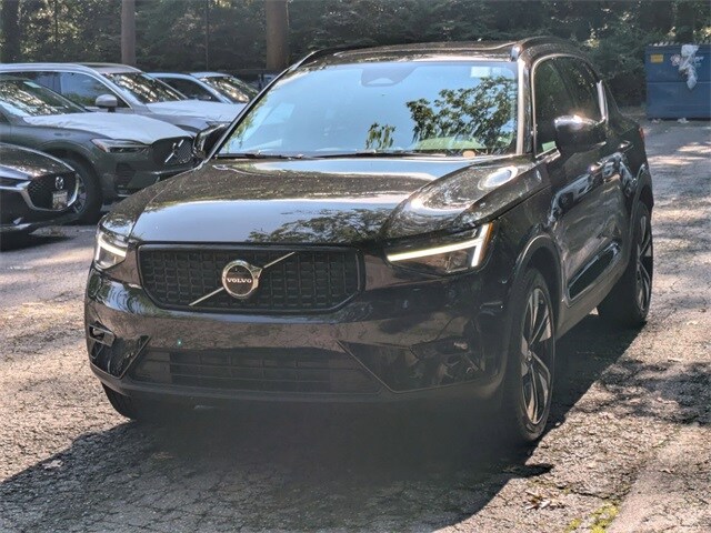 2023 Volvo XC40 AWD Plus photo 2