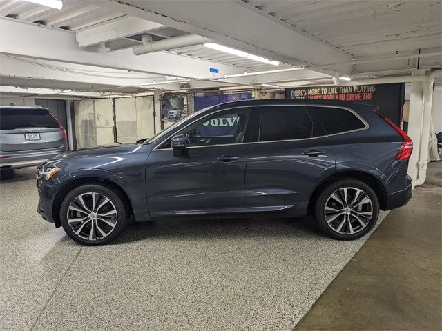 2022 Volvo XC60 B5 Momentum photo 4