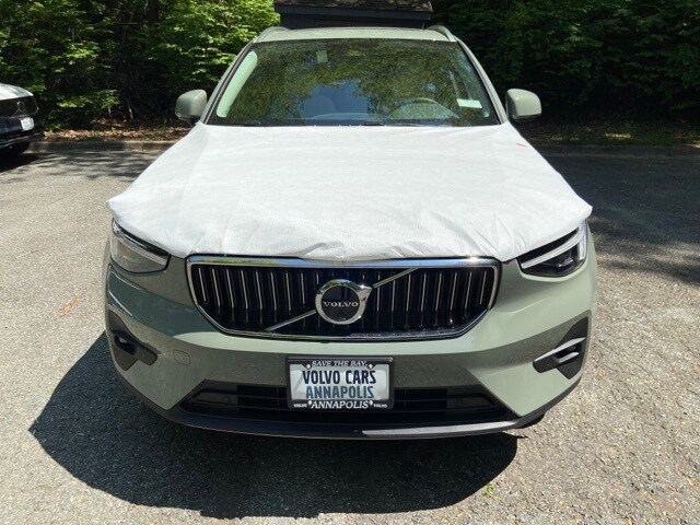 2025 Volvo XC40 photo 2
