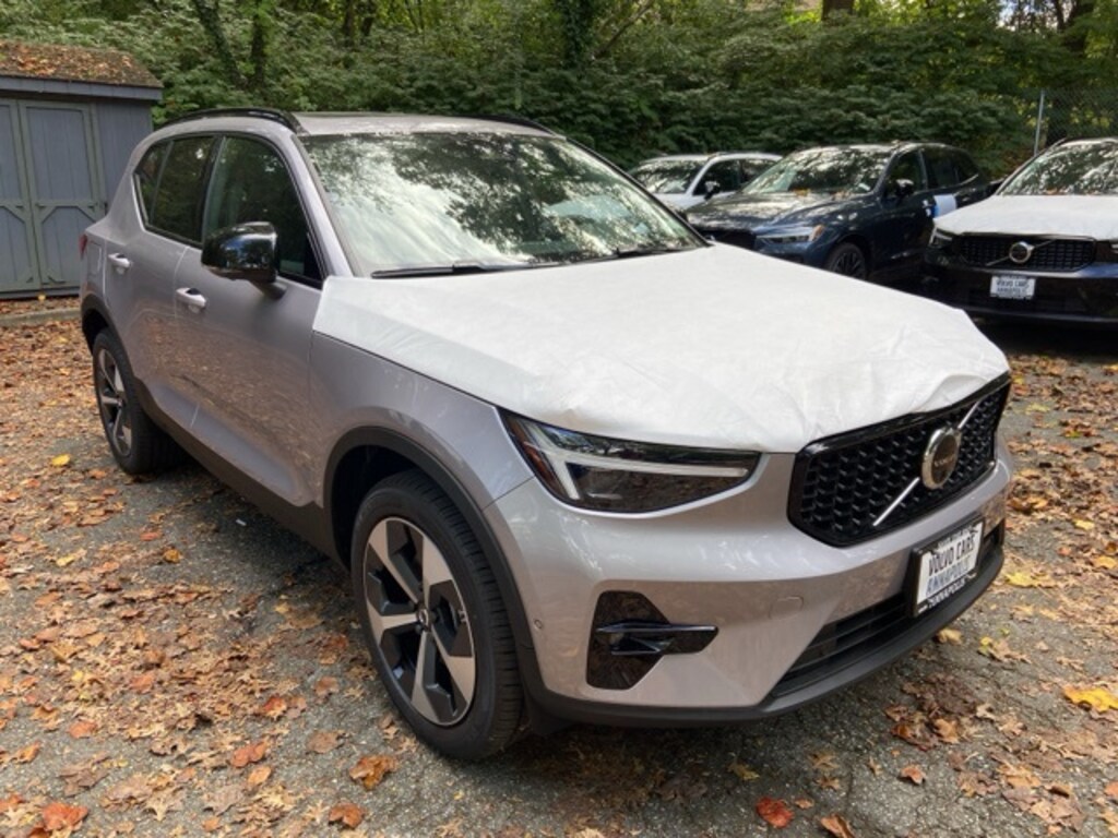 New 2026 Volvo XC40 B5 Plus SUV