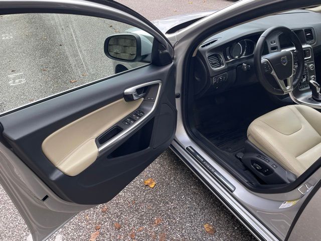 2016 Volvo V60 9