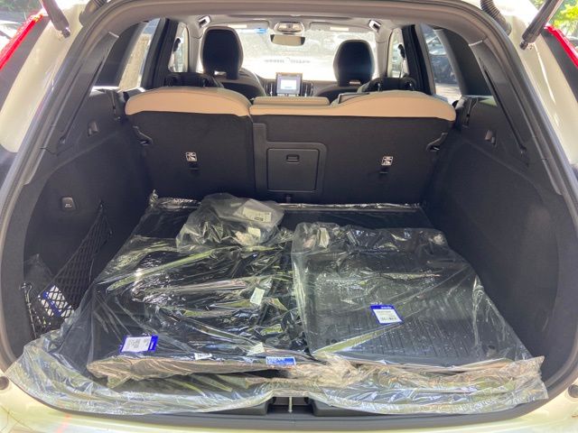 2026 Volvo XC60 Plus - Photo 17