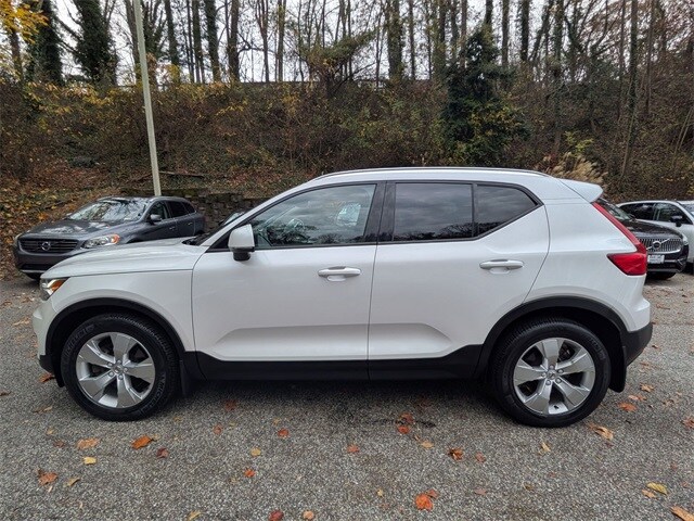 2021 Volvo XC40 T5 Momentum photo 4
