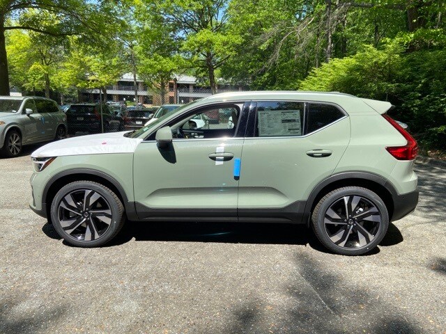 2025 Volvo XC40 photo 4