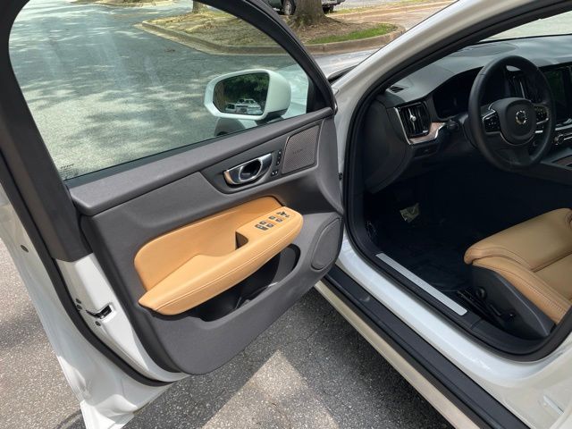 2025 Volvo V60 Cross Country 10