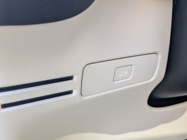 2023 Volvo XC40 Plus - Photo 23