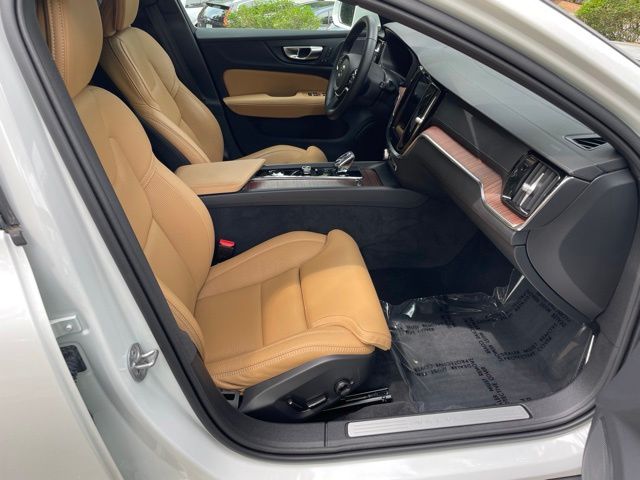2025 Volvo V60 Cross Country 12