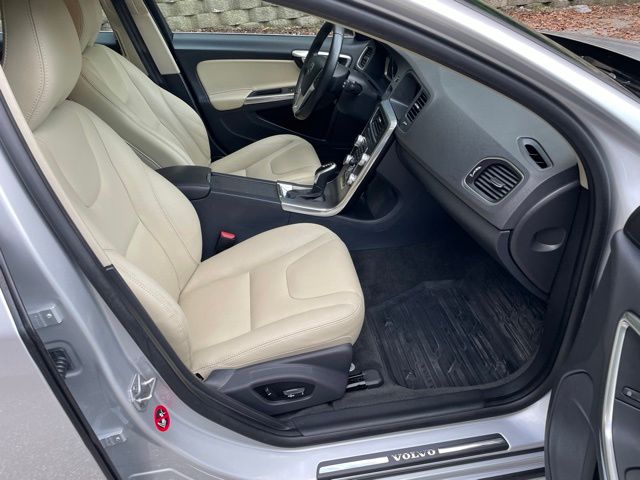 2016 Volvo V60 11