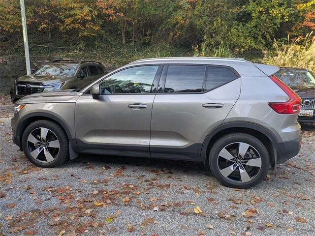2022 Volvo XC40 T5 AWD Momentum photo 4