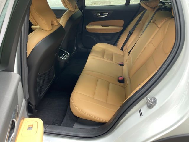 2025 Volvo V60 Cross Country 11