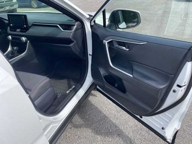 2022 Toyota RAV4 SE - Photo 13