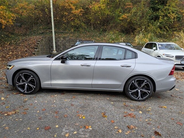 2023 Volvo S60 B5 AWD Plus photo 4