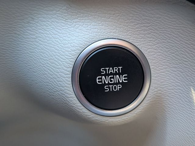 2023 Volvo XC40 Plus - Photo 20