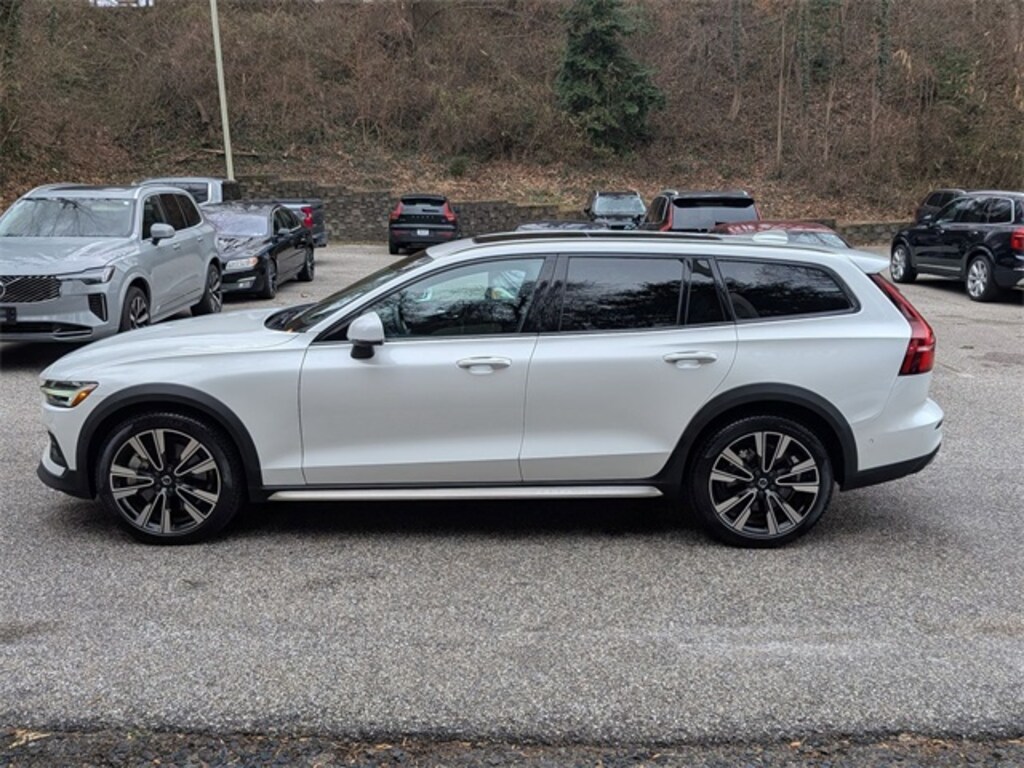 Certified 2025 Volvo V60 Cross Country B5 Ultra Wagon
