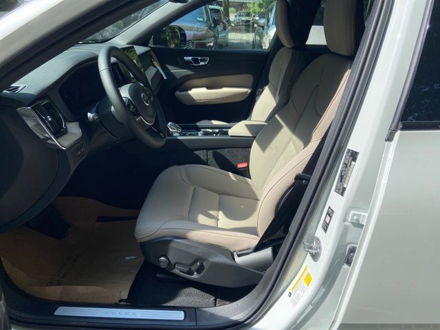 2026 Volvo XC60 Plus - Photo 10