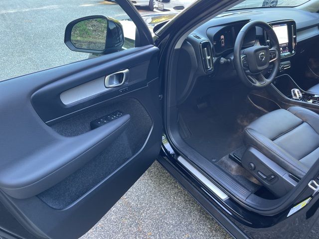 2026 Volvo XC40 Plus - Photo 11