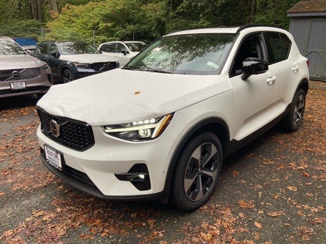 2026 Volvo XC40 Plus photo 3