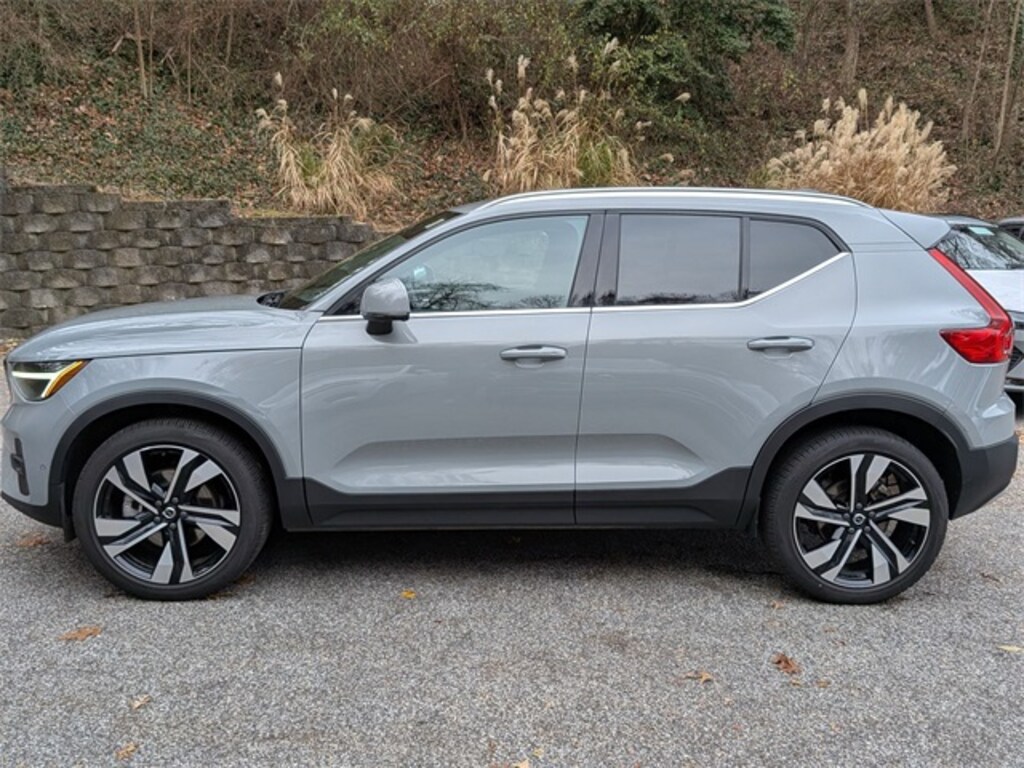 Certified 2024 Volvo XC40 B5 Plus Bright SUV