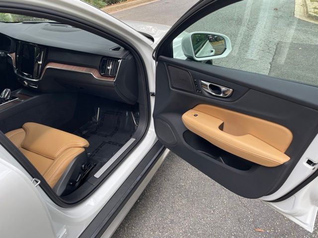 2025 Volvo V60 Cross Country 13