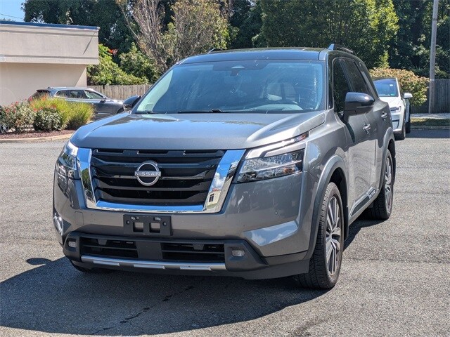 2022 Nissan Pathfinder Platinum photo 2