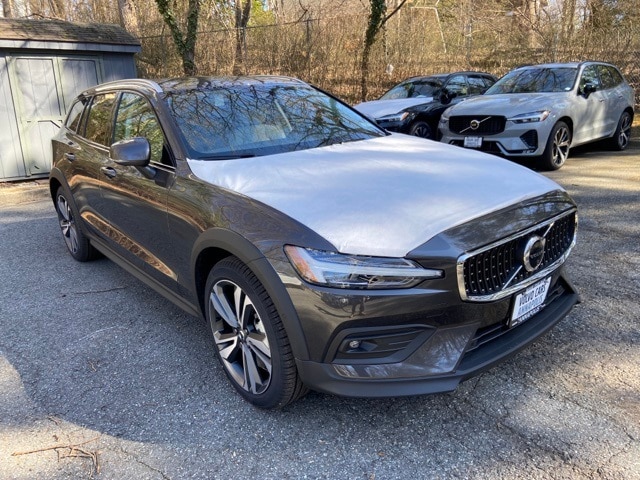 2025 Volvo V60 Cross Country B5 Plus AWD Wagon