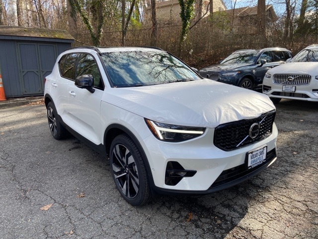 2025 Volvo XC40 B5 Plus Dark Theme SUV
